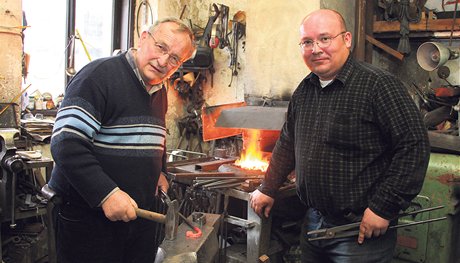 Otec a syn dnes provozují jednu z nejvtích kováských dílen v esku. "Mj ddeek, zakladatel firmy,by ml z toho rozkvtu radost. Vím, e nae dynastie bude pokraovat, máme toti kovainu v krvi, íká Jan Beran starí.