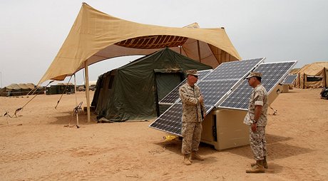 istá válka. Dv nové vojenské pomcky na výrobu elektiny ze Slunce. V pozadí je nad stanem zavená plachta se solárním panelem, vpedu generátor s FV panely a baterií