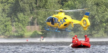 Záchranáská helikoptéra firmy DSA, která psobí v Ústeckém kraji u od roku 2003.