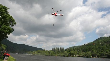 Zchrani vytahuj pi vcviku tonoucho z Labe.