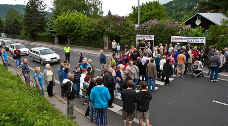 Obyvatelé Vaova kvli nedostavné dálnici D8 blokovali výpadovku na Lovosice u loni v kvtnu, te se chystají znovu.