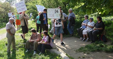 Demonstrace za záchranu libereckého parku U Karkulky