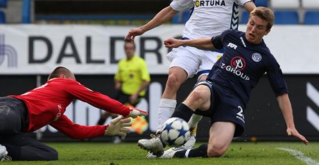 OBRANA V AKCI. Miroslav Filipko, branká Slovácka, a jeho spoluhrá Daniel Nepor likvidují anci Liberce.