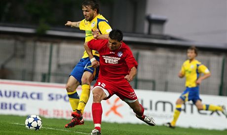 MÁM T. Zlínský fotbalista Michal krom (vlevo) se snaí zastavit akci  Frantika Koblíka z Varnsdorfu. 