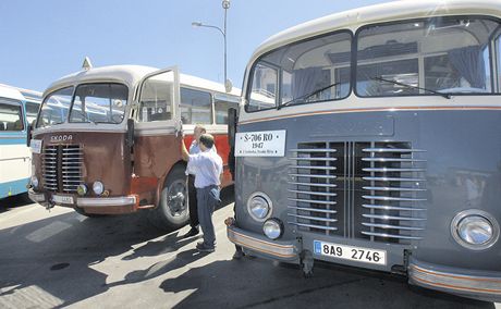 Ve vozovn budjovického dopravního podniku si zájemci v sobotu  mohou prohlédnout historické autobusy.