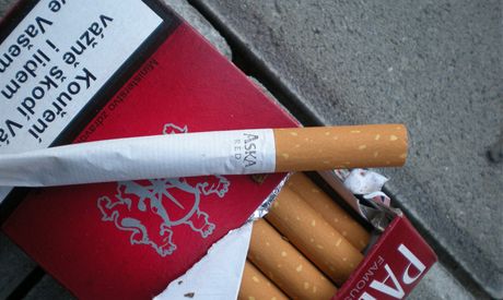 Padlané cigarety zakoupené u stánku.
