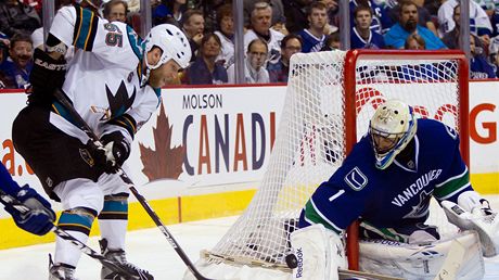 Vancouverský gólman Roberto Luongo elí anci Bena Eagera ze San Jose.