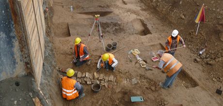 Pi stavb tunelu Blanka nali archeologov ran stedovk pohebit. 