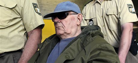 Nkdejí nacistický dozorce John Demjanjuk pijídí k mnichovskému soudu (12. kvtna 2011)