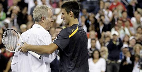 John McEnroe (vlevo) a Novak Djokovi si spolu zapinkali na US Open 2009