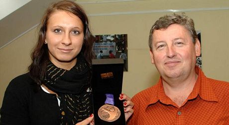 Plavkyn Barbora Závadová s bronzem z olympiády mládee. Vpravo její trenér Vítzslav Hartmann
