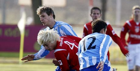 Václav Sklená (v erveném) z Pardubic proniká obranou Mladé Boleslavi.