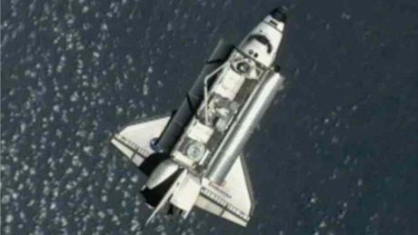 Raketoplán Endeavour na své poslední misi ve vesmíru s oteveným nákladním prostorem