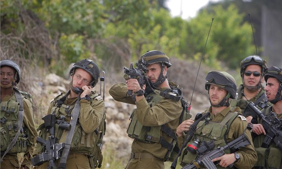 Izraeltí vojáci hlídkují bhem 63. výroí vzniku Izraele (14. kvtna 2011)