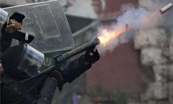Izraeltí policisté zasahují proti palestinským demonstrantm bhem 63. výroí vzniku Izraele (15. kvtna 2011)