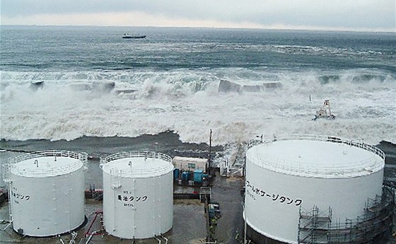 Snímky spolenosti Tepco ukazují náraz tsunami ve Fukuim. (11. bezna 2011)