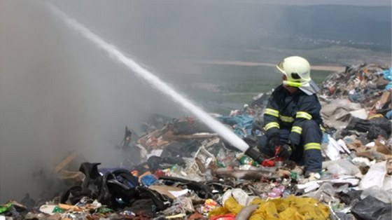 Poár skládky odpadk u Vysoké Pece na Chomutovsku v kvtnu 2011.