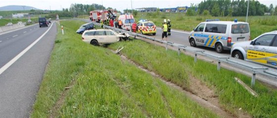 idi mercedesu usnul za volantem a narazil zezadu do fabie. Auta skonila v píkopu.