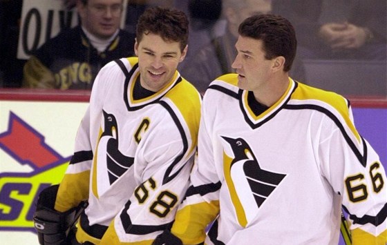 Jaromír Jágr (vlevo) a Mario Lemieux jsou nejlepí hrái v historii Penguins. Pemluví te Lemieux eskou hvzdu k návratu?
