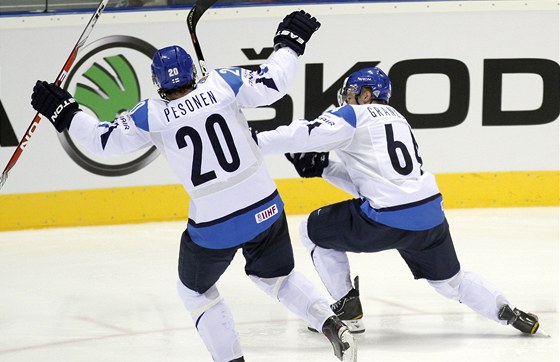 Finský útoník Mikael Granlund (vpravo) dal proti Rusku krásný gól. Oslavuje ho spolen se spoluhráem Pesonenem.