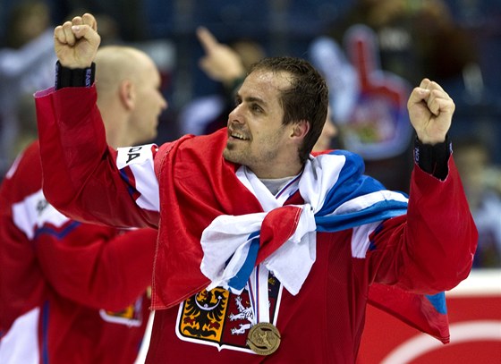BRONZ. Takhle slavil kapitán eských hokejist Tomá Rolinek bronzovou medaili z MS v Bratislav. Co v Minsku?