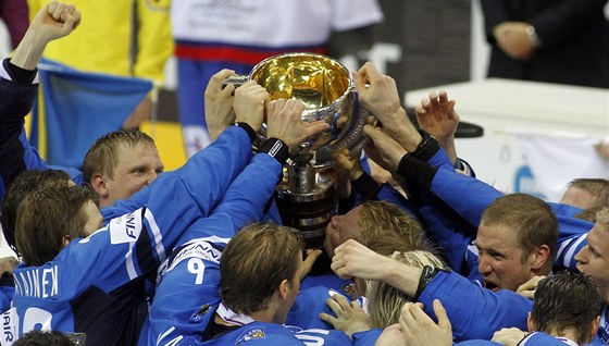 POHÁR PRO MISTRY. Hokejisté Finska slaví druhý titul z mistrovství svta v historii.
