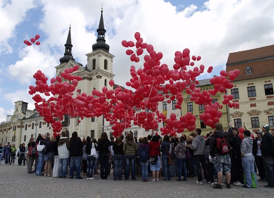 Studenti jihlavské stední koly vypustili 1 557 ervených balonk, které symbolizují oficiální poet nakaených virem HIV.