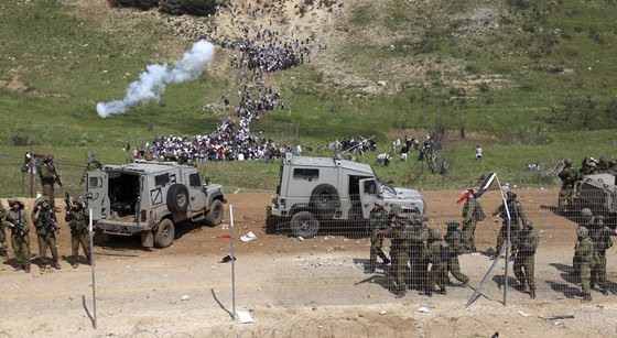 Izraeltí vojáci se na hranicích se Sýrií snaí zabránit vstupu rozzuených Palestinc za hranice