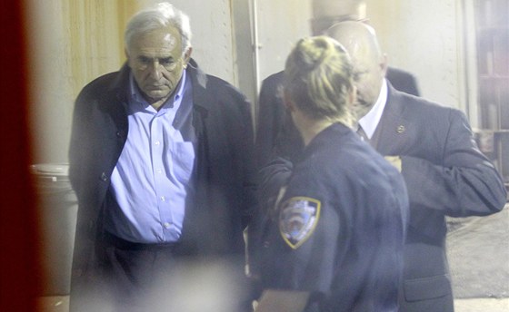 Newyorská policie zatýká éfa mnového fondu Dominiqua Strauss-Kahna (14. kvtna 2011) 