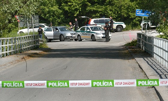 Sloventí policisté pátrají u obce Kysak na východ Slovenska. (17. kvtna 2011)
