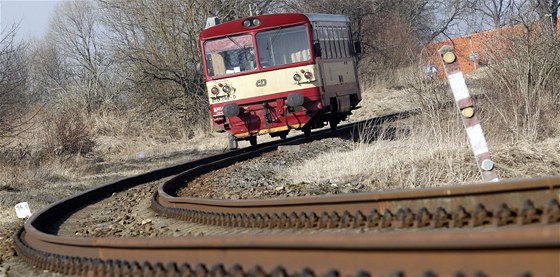 Roztaení kolejí kvli vedru hrozí pedevím na starích regionálních tratích nebo tam, kde se za komunist pouíval izený materiál. (Ilustraní snímek)