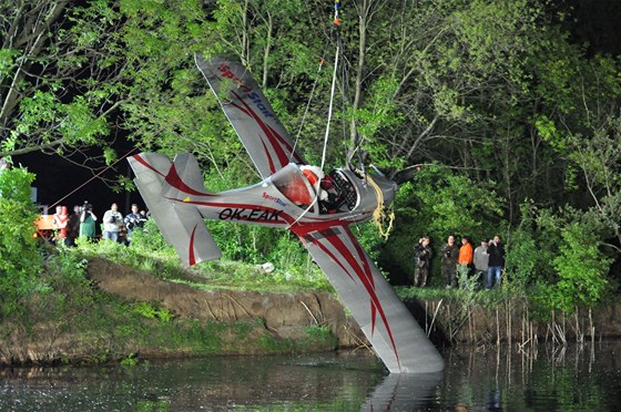 Záchrana letadla z jezera u Kunovic