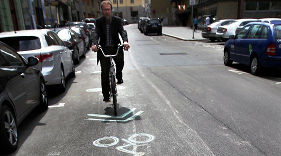 Brnnská iniciativa Cykloguerilla namalovala kídou cyklistický pruh ve Veselé ulici.