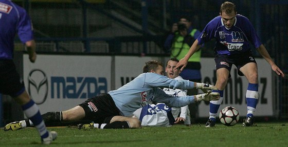 Antonín Buek v brance Ústí ve spolupráci s obráncem Janem Polákem (vpravo) chytá mí ped libereckým Andrejem Keriem