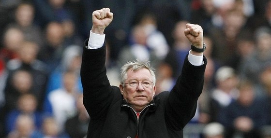 PAN ÚSP̊NÝ. Alex Ferguson vede Manchester United u ptadvacet let. Z klubu udlal mainu na úspchy.