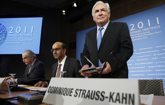 éf MMF Dominique Strauss-Kahn (vpravo). Vlevo námstek John Lipsky.