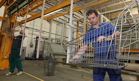 Výroba nákupních koík v továrn Wanzl.