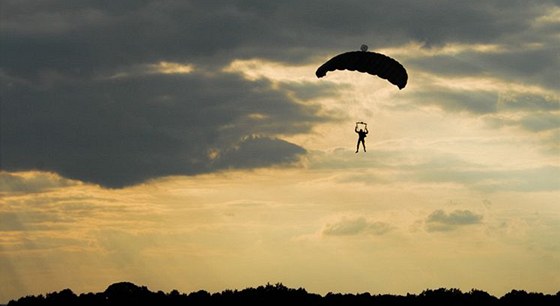 Dva parautisté se v Arizon srazili ve vzduchu a spadli na zem. Ilustraní foto.