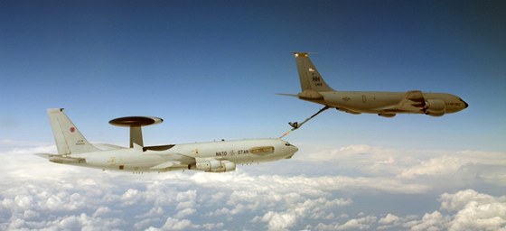 Letoun AWACS tankuje za letu.