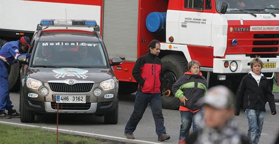 Diváci odcházejí po pedasném ukonení závodu 300 zatáek Gustava Havla, pi kterém zemel jeden ze závodník.