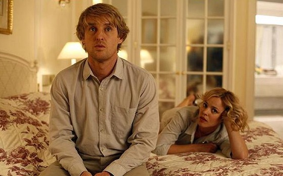 Owen Wilson, Rachel McAdamsová ve filmu Plnoc v Paíi (2011)