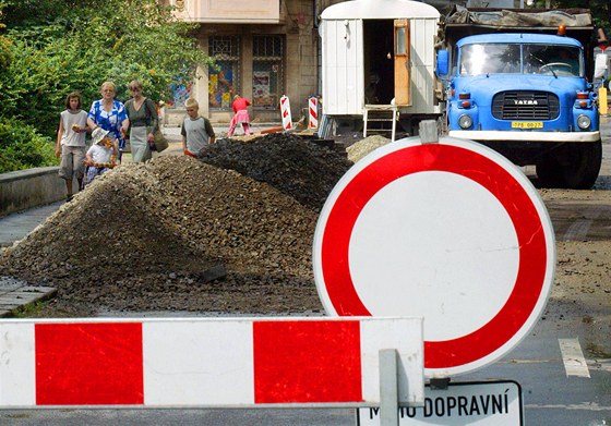 Bhem prázdnin se budou v Praze kopat sít, stavt silnice i tunely. Ilustraní foto