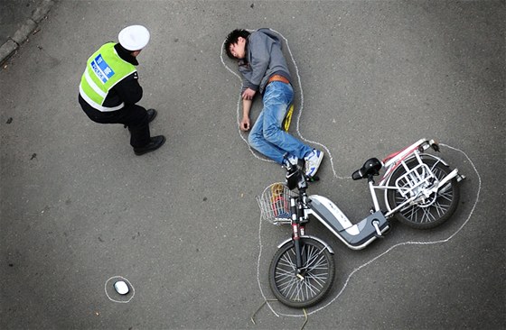 ínský policista se sklání nad obtí dopravní nehody v Pekingu. (Ilustraní foto)
