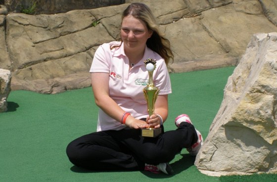 Olivia Prokopová s pohárem pro absolutní vítzku US Open v adventure golfu.