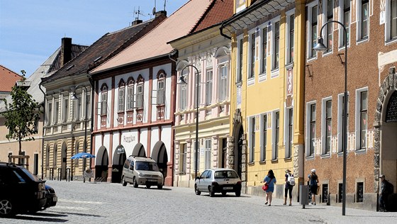 K opoenskému zámku nyní vede pí zóna