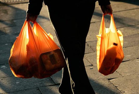 Tesco a Globus chtjí igelitky zdarma rozdávat dál. Je to sluba zákazníkm, tvrdí