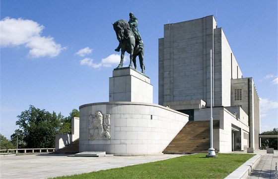 V Hrob neznámého vojína na Vítkov jsou ostatky eskoslovenského vojáka, který bojoval v Dukelském prsmyku