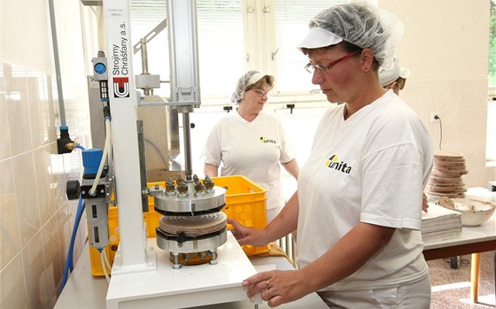 Slavnostní zahájení výroby v rozíeném provozu spolenosti Unita, s. r. o. v Bílé Vod na Jesenicku, která je jediným domácím výrobcem hostií a významným producentem lázeských oplatk.