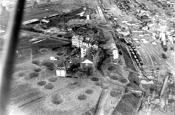 Chebské nádraí a okolí po bombardování v roce 1945. Zábr z dokumentárního filmu Luka Matjíka.
