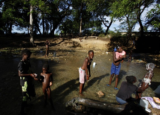 Haitská rodina se koupe v ece, která je zárove jejich jediným zdrojem pitné vody